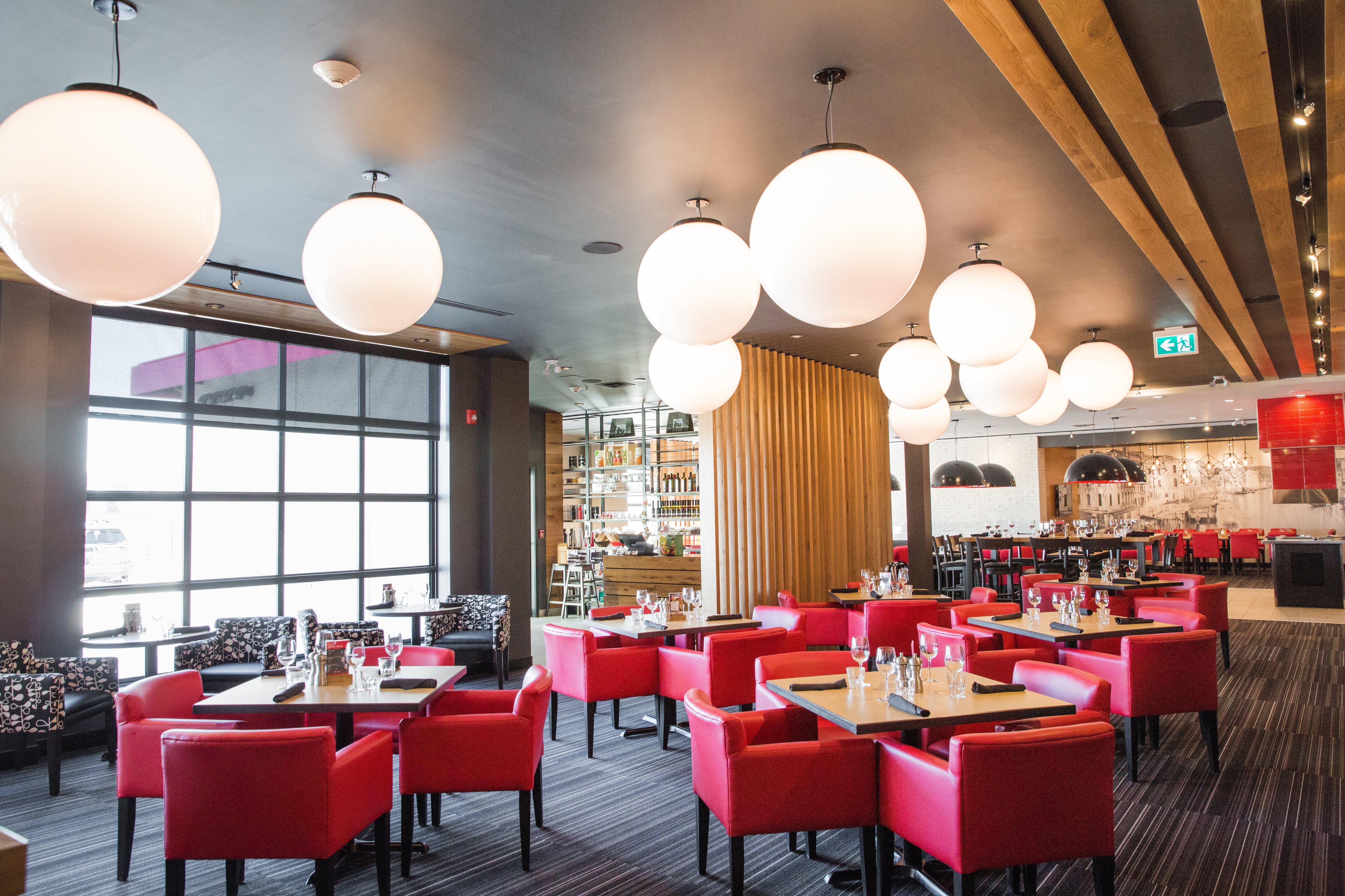 Holiday Inn Calgary South Conference Center Экстерьер фото